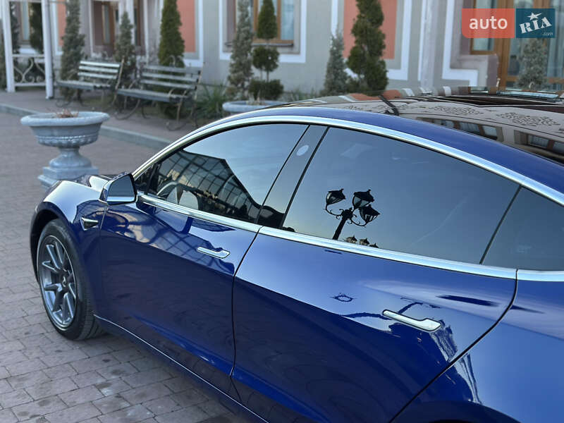 Седан Tesla Model 3 2020 в Стрию