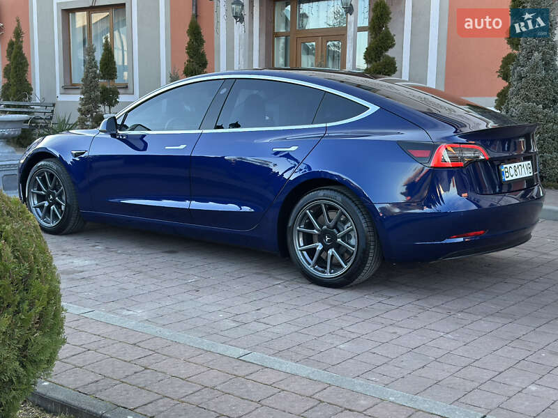 Седан Tesla Model 3 2020 в Стрию