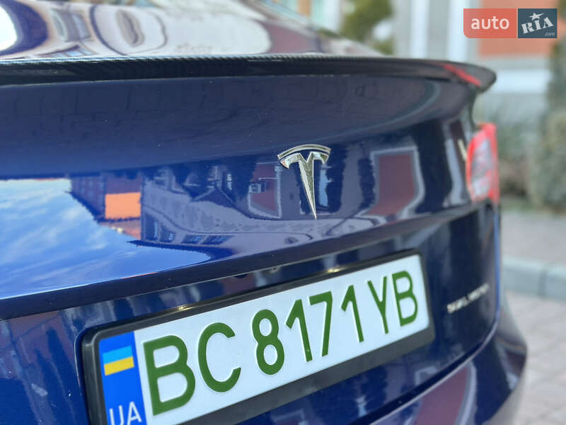 Седан Tesla Model 3 2020 в Стрию