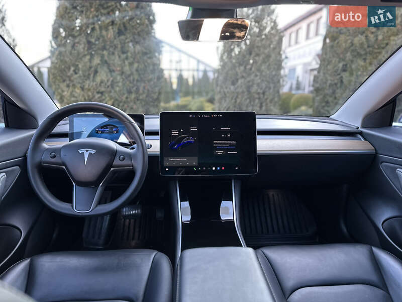 Седан Tesla Model 3 2020 в Стрию