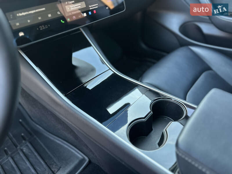Седан Tesla Model 3 2020 в Стрию