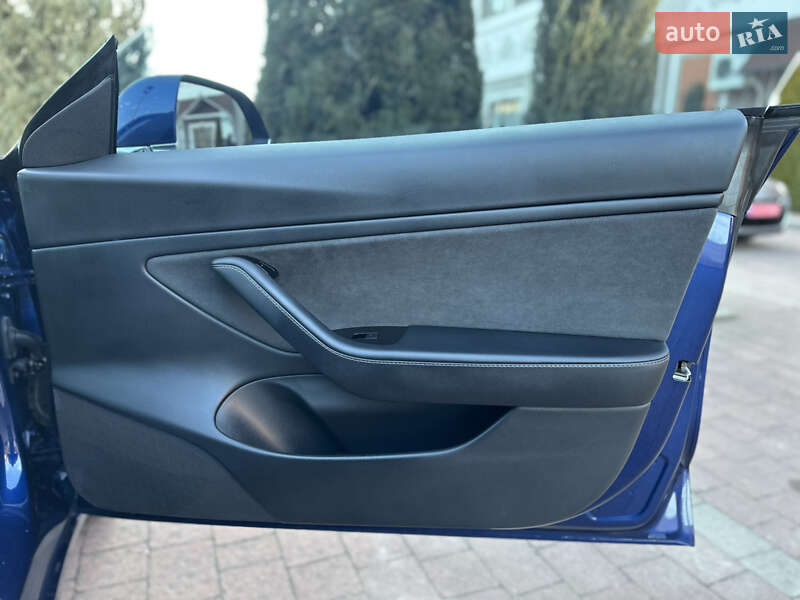 Седан Tesla Model 3 2020 в Стрию