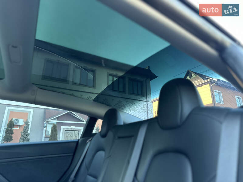 Седан Tesla Model 3 2020 в Стрию