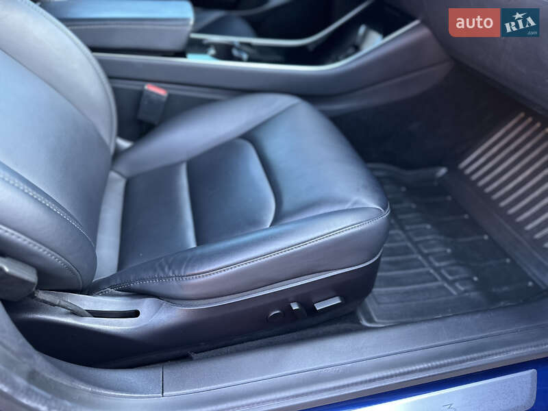 Седан Tesla Model 3 2020 в Стрию