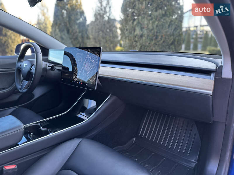 Седан Tesla Model 3 2020 в Стрию