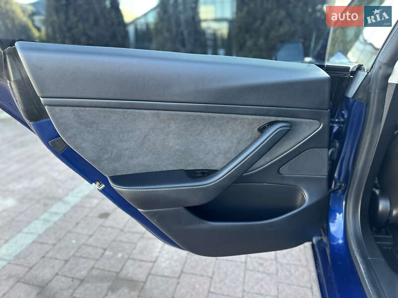 Седан Tesla Model 3 2020 в Стрию