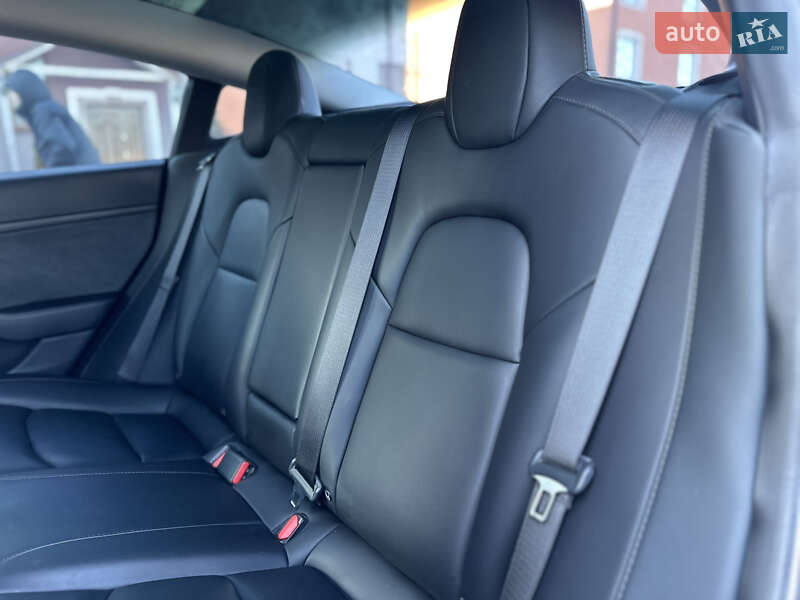 Седан Tesla Model 3 2020 в Стрию