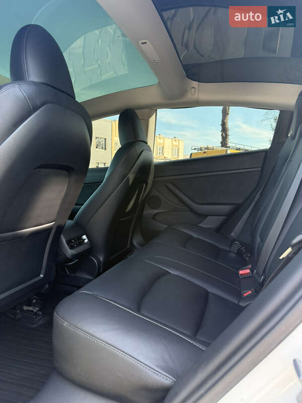 Седан Tesla Model 3 2023 в Виннице