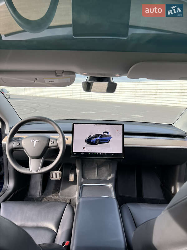 Седан Tesla Model 3 2023 в Львове
