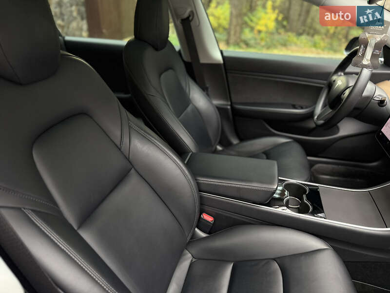 Седан Tesla Model 3 2019 в Новояворовске