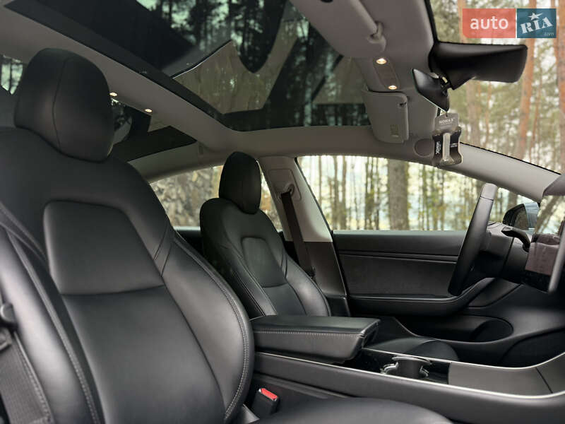 Седан Tesla Model 3 2019 в Новояворовске