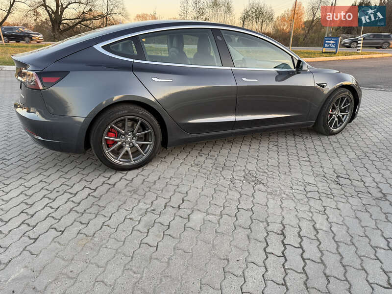Седан Tesla Model 3 2019 в Дубні