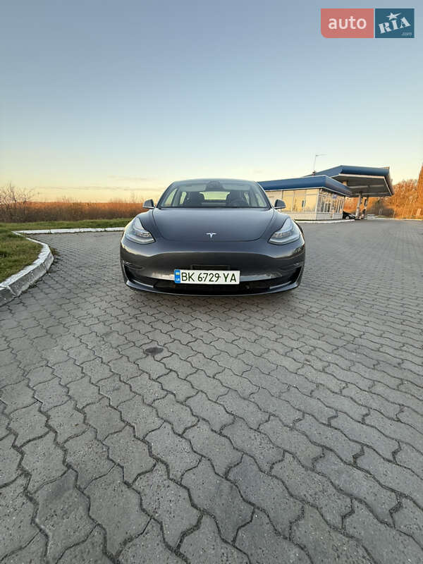 Седан Tesla Model 3 2019 в Дубні
