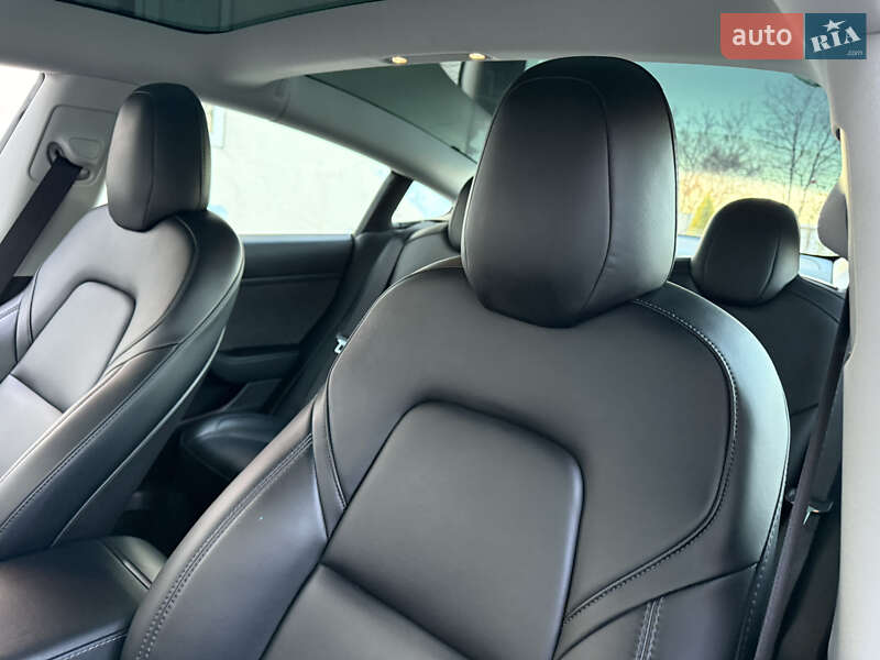 Седан Tesla Model 3 2019 в Дубні