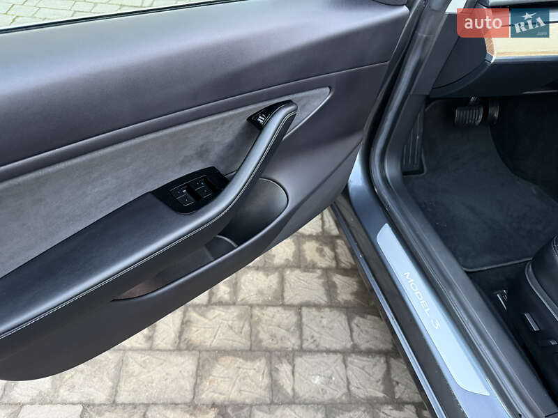 Седан Tesla Model 3 2019 в Дубні