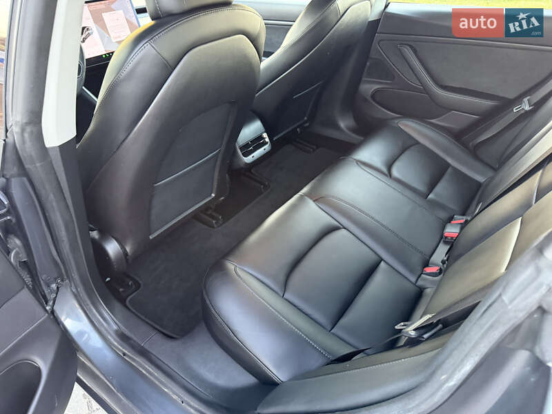 Седан Tesla Model 3 2019 в Дубні