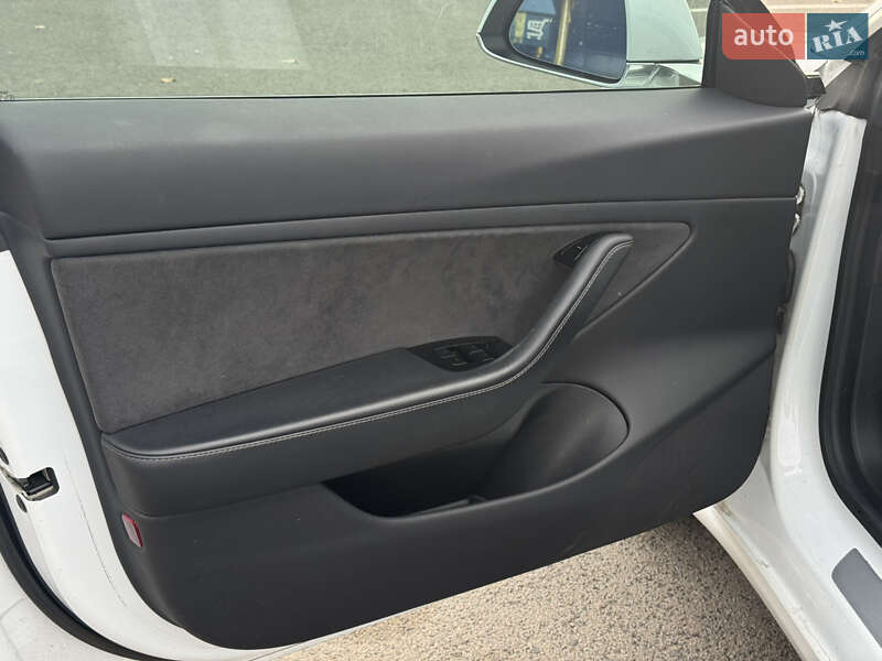 Седан Tesla Model 3 2019 в Луцке