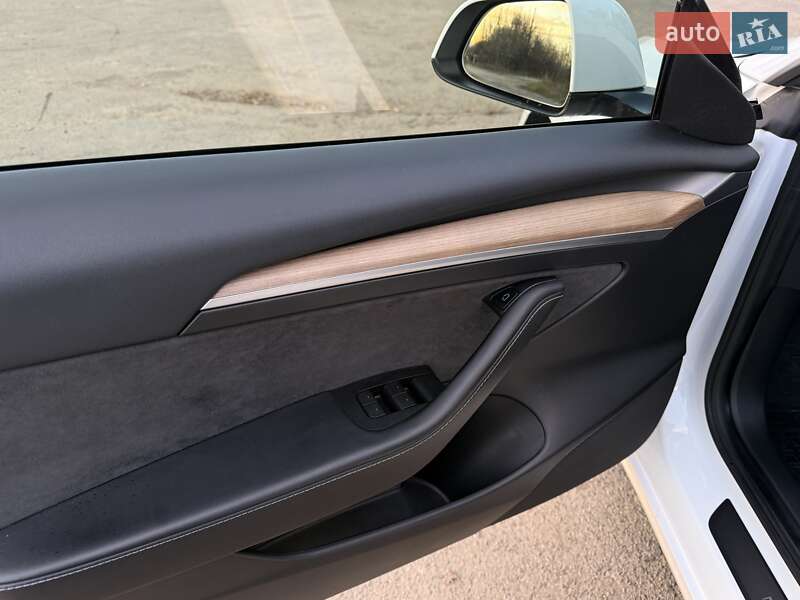 Седан Tesla Model 3 2021 в Трускавці