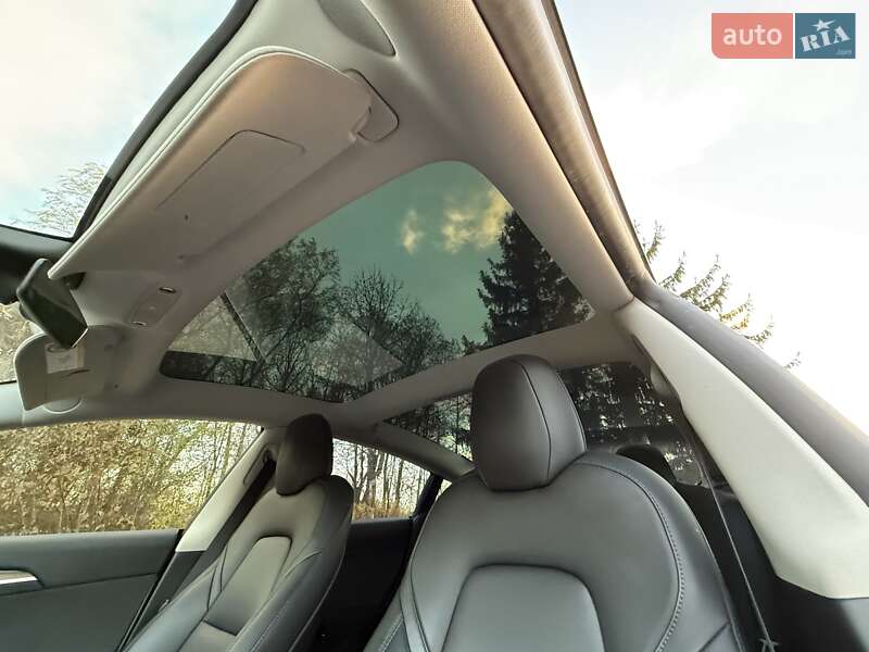 Седан Tesla Model 3 2021 в Трускавці