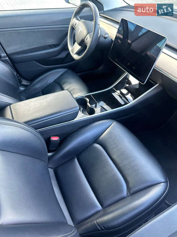 Седан Tesla Model 3 2020 в Черновцах
