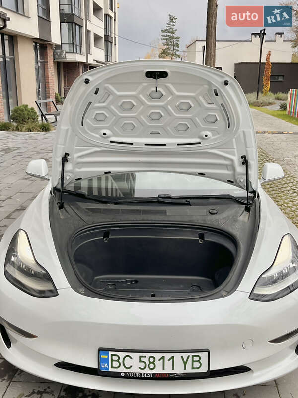 Седан Tesla Model 3 2020 в Івано-Франківську