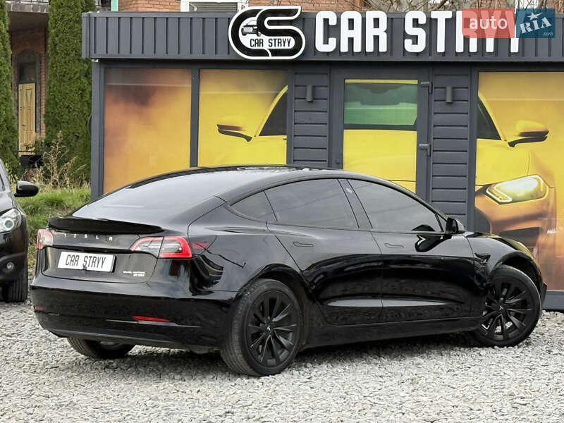 Седан Tesla Model 3 2022 в Стрию