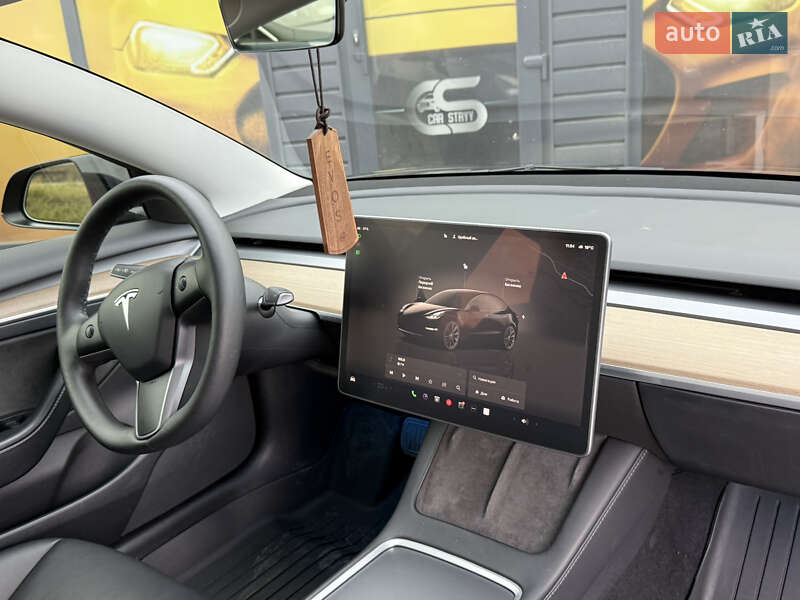 Седан Tesla Model 3 2022 в Стрию