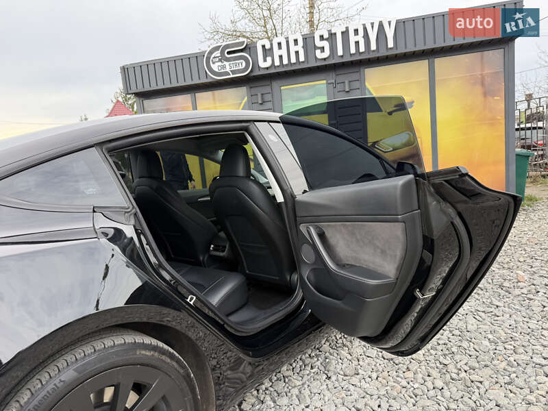 Седан Tesla Model 3 2022 в Стрию