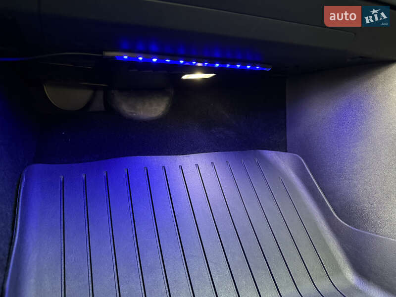 Седан Tesla Model 3 2022 в Стрию