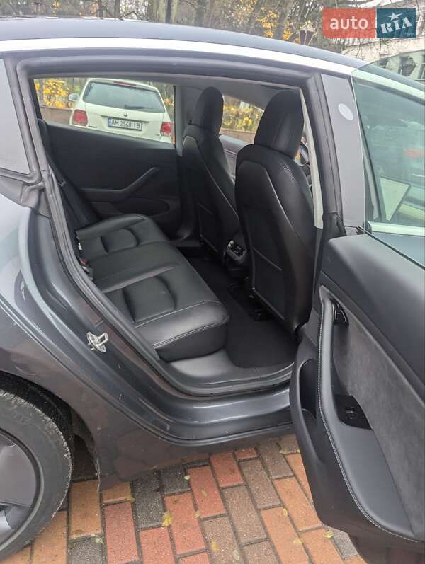 Седан Tesla Model 3 2019 в Звягелі