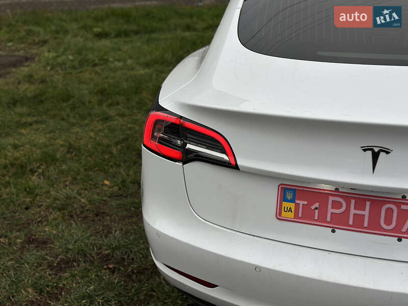 Седан Tesla Model 3 2018 в Ровно