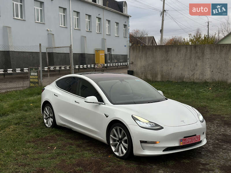 Седан Tesla Model 3 2018 в Ровно