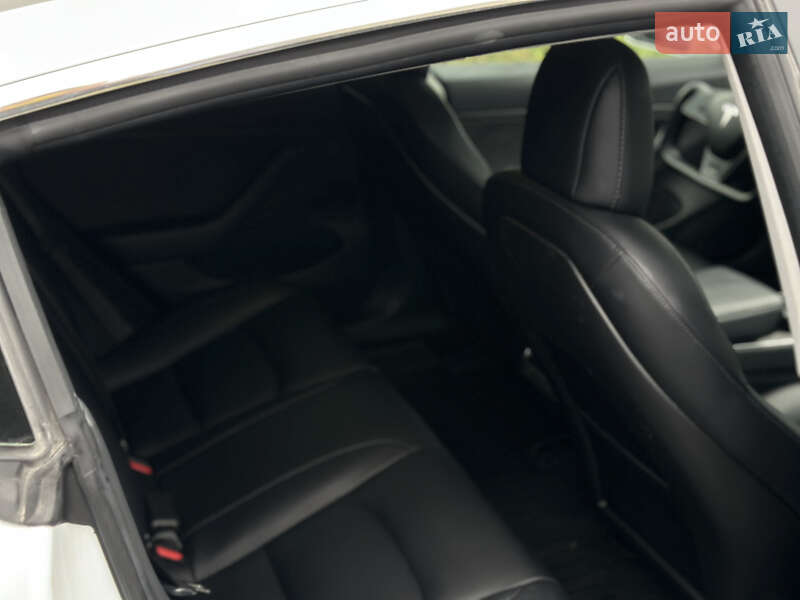 Седан Tesla Model 3 2018 в Ровно