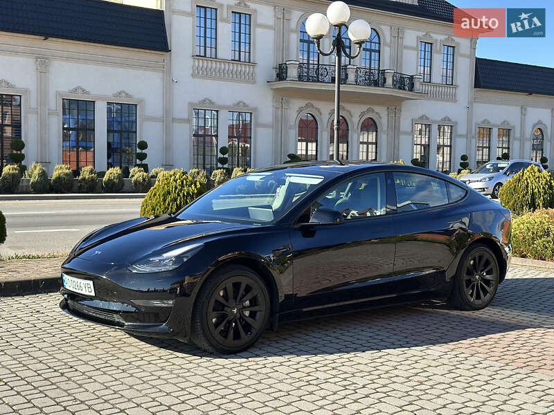Седан Tesla Model 3 2022 в Мукачево