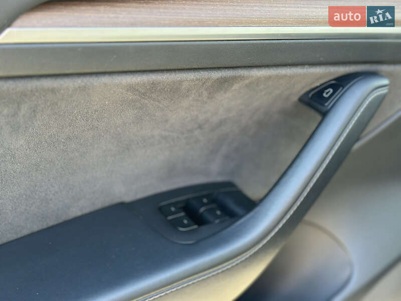 Седан Tesla Model 3 2022 в Мукачево