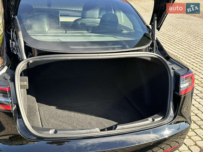 Седан Tesla Model 3 2022 в Мукачево