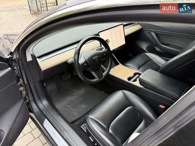 Седан Tesla Model 3 2018 в Львові