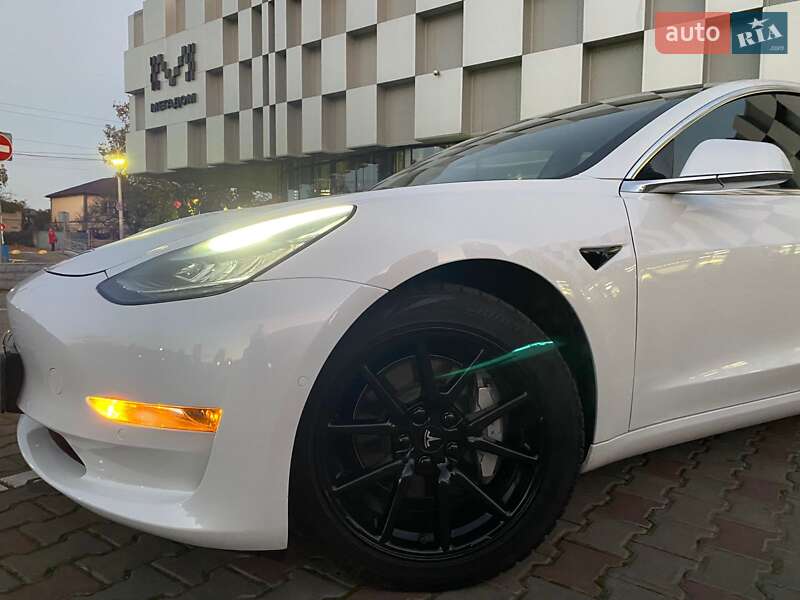 Седан Tesla Model 3 2019 в Одесі