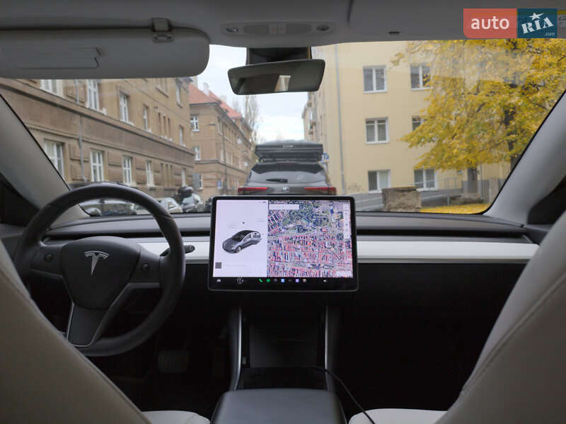 Седан Tesla Model 3 2019 в Ужгороді