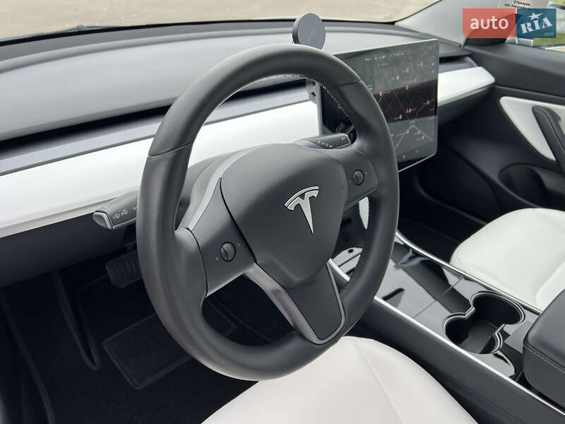 Седан Tesla Model 3 2019 в Прилуках