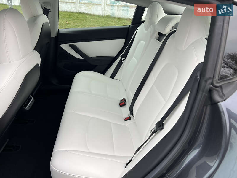 Седан Tesla Model 3 2019 в Прилуках