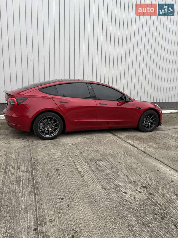 Седан Tesla Model 3 2021 в Черновцах