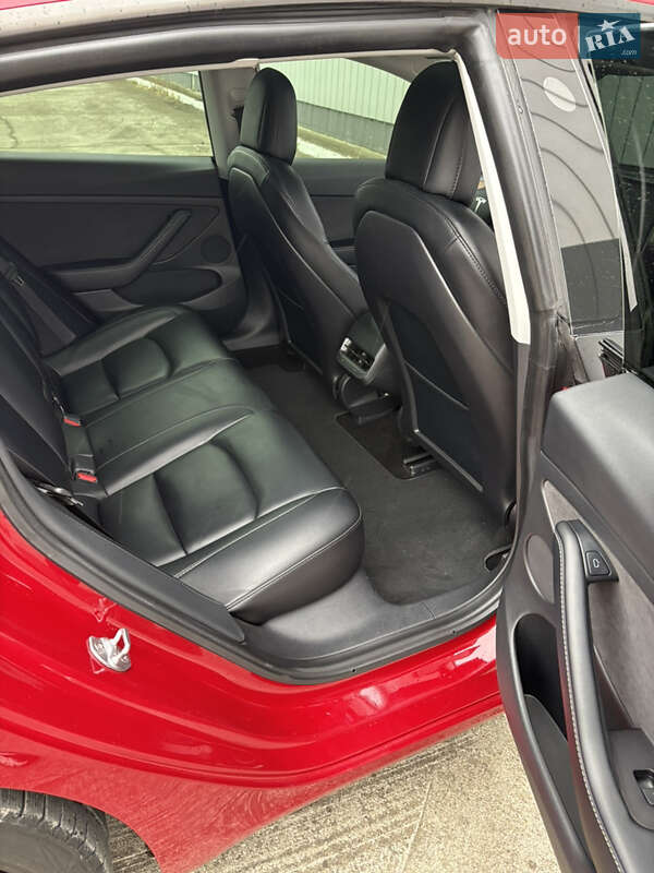Седан Tesla Model 3 2021 в Черновцах