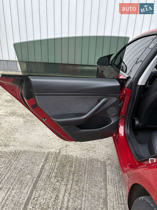Седан Tesla Model 3 2021 в Черновцах