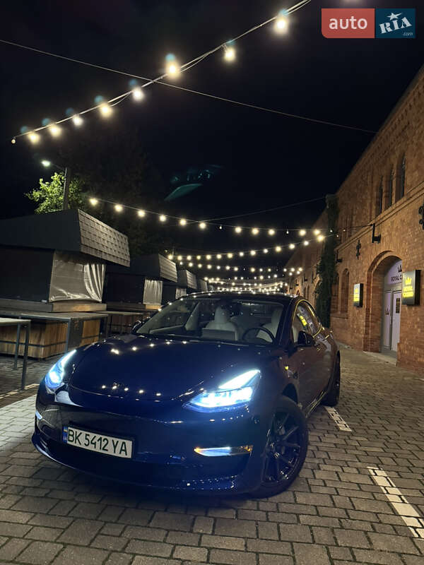 Седан Tesla Model 3 2022 в Рівному