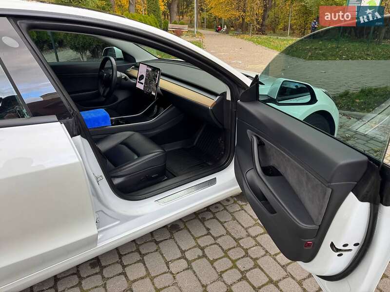 Седан Tesla Model 3 2019 в Львові