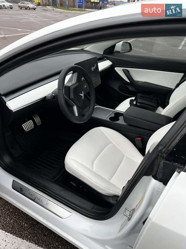 Седан Tesla Model 3 2019 в Житомирі