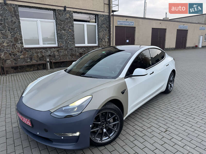 Седан Tesla Model 3 2022 в Володимирі