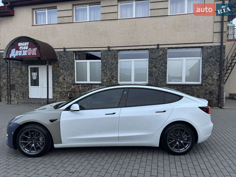 Седан Tesla Model 3 2022 в Володимирі