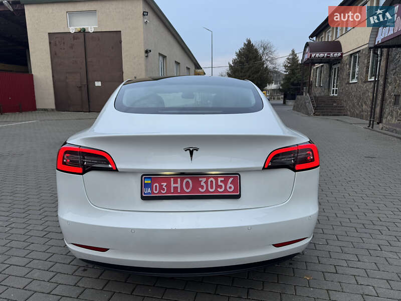 Седан Tesla Model 3 2022 в Володимирі
